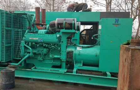 南关发电机组如何判断水冷式机油散热器内部是否需要清洗？